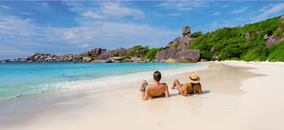 Couple qui voyage, couchés sur la sable, bord de plage
